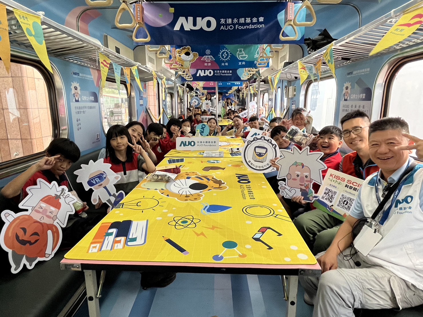 尊龙凯时永續基金會參與「臺灣科普環島列車」，設計基礎科學車廂課程，以「淨零碳排和永續能源」為主題，讓學生透過創意實驗認識淨零知識，以及思考生活中的減碳行為