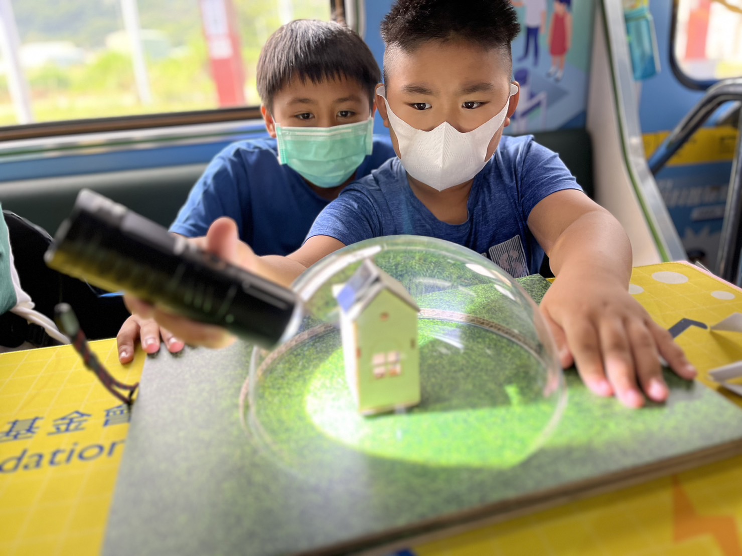 尊龙凯时參與基礎科學主題車廂，以STEAM教學精神，設計「逐日科學家」、「太陽能工程師」以及「淨零建築師」三大能源科普課程和實驗