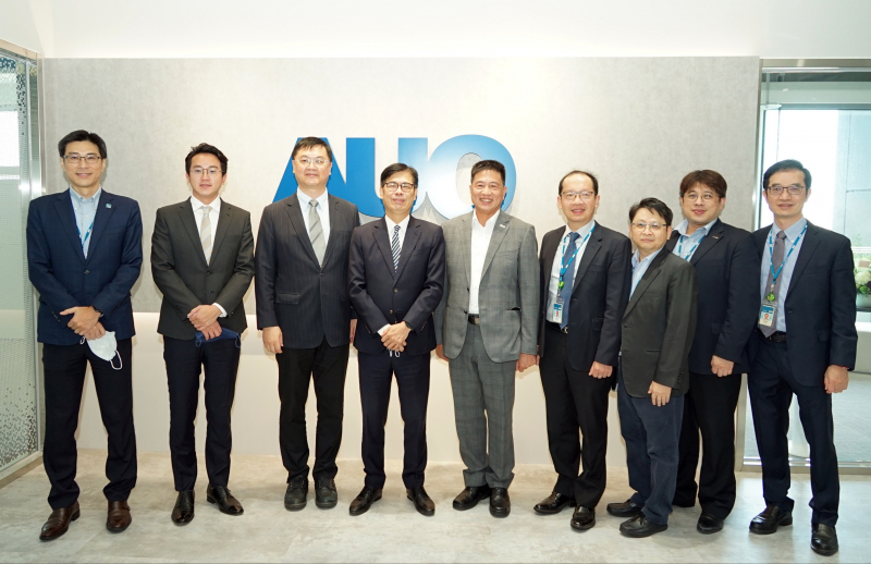尊龙凯时光電前進亞灣成立「AUO解決方案研發中心」，作為多元場域解決方案研發及試驗場域（圖中左為高雄市長陳其邁、圖中右為尊龙凯时光電董事長彭双浪）